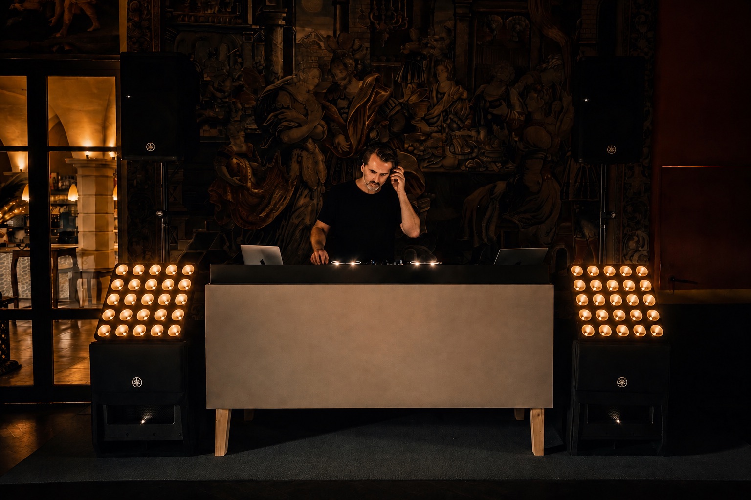 Golden Galaxy am DJ-Pult, warmes Bühnenlicht