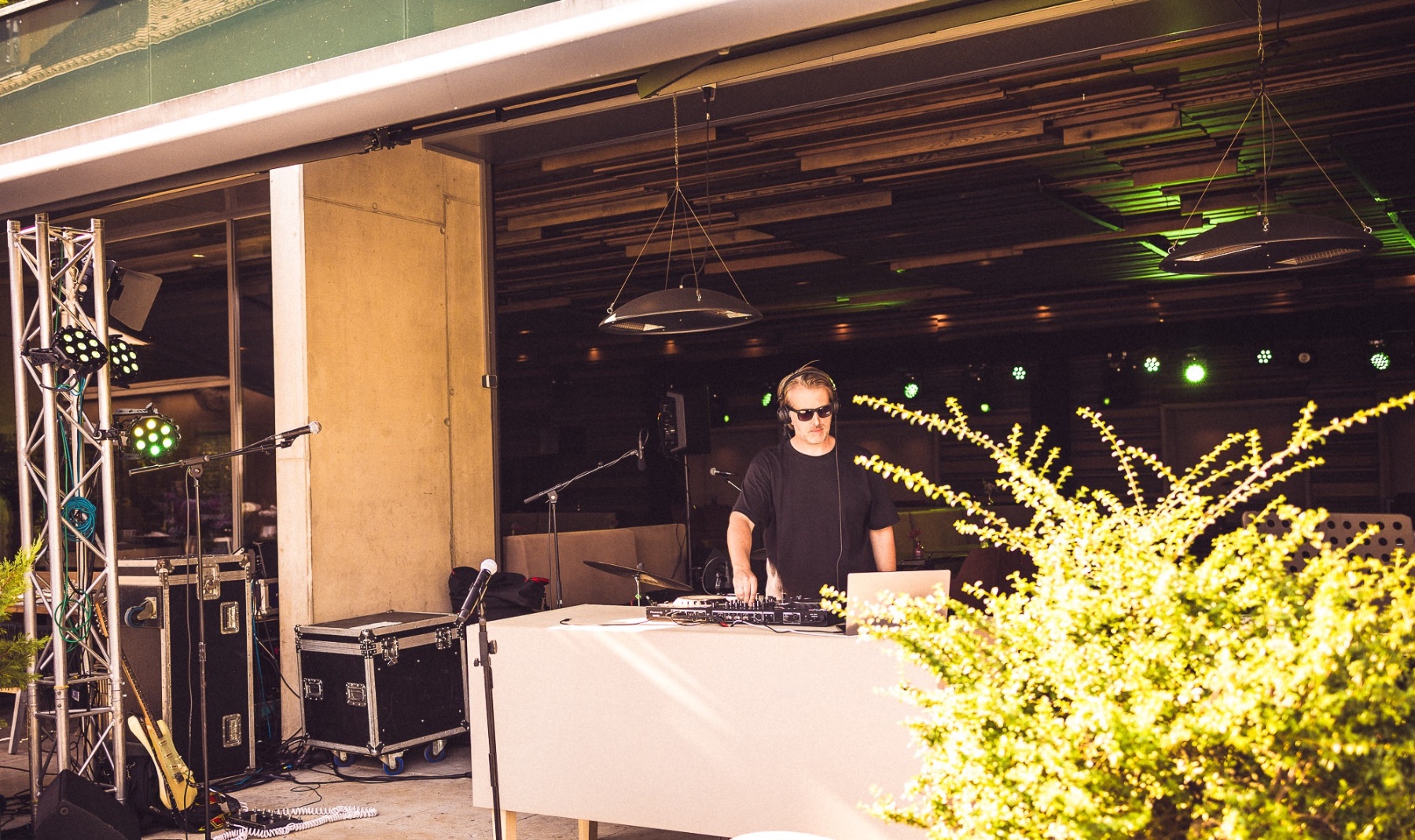 DJ-Setup mit Licht- und Tontechnik bei einem Firmenevent im Freien
